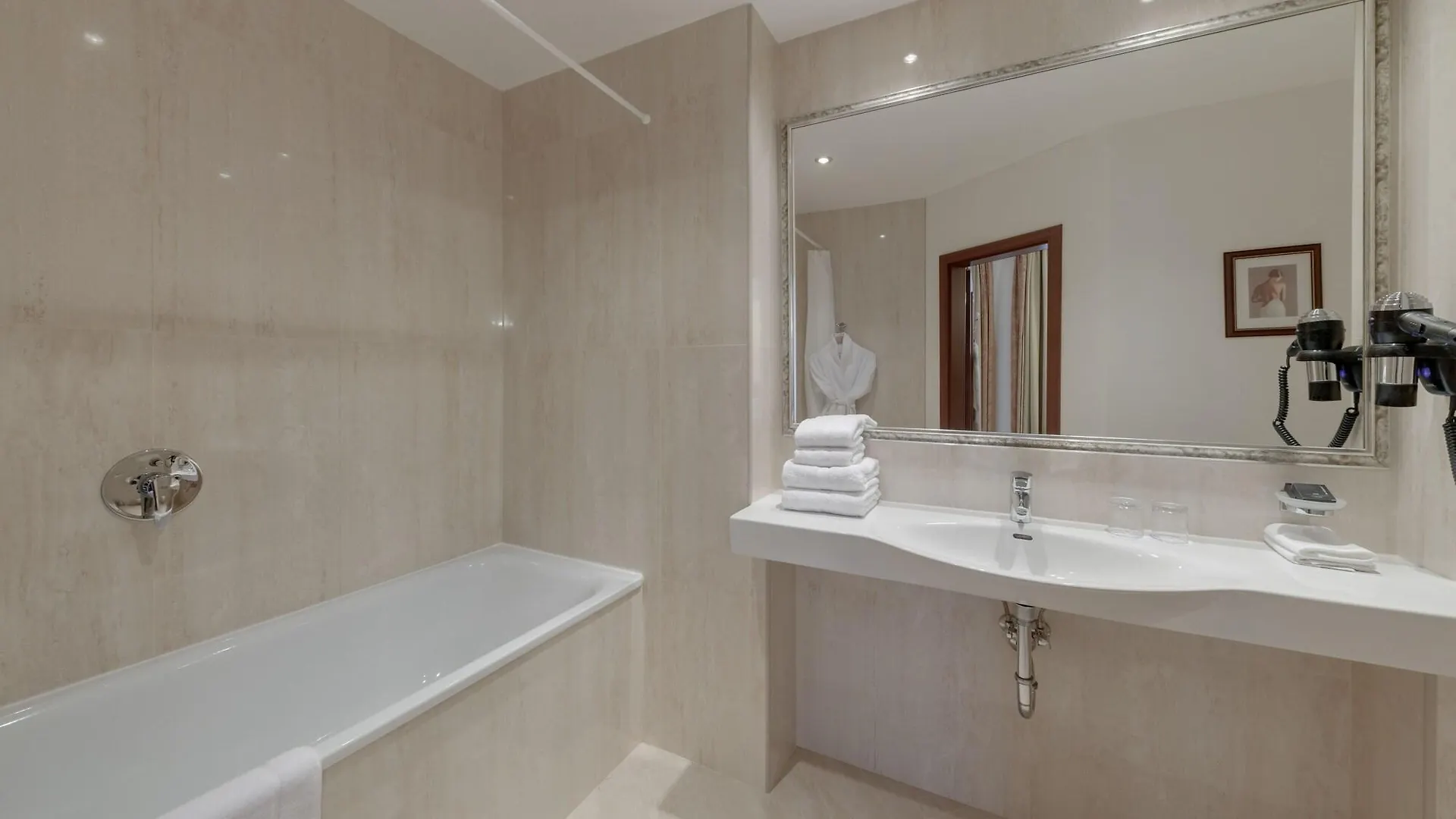 Louren Hotel Prague 4*,